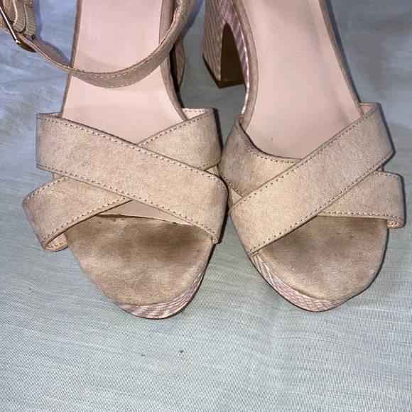 Women’s size 9 Cream Platform Shoes with Chunky Heel - Picture 8 of 14